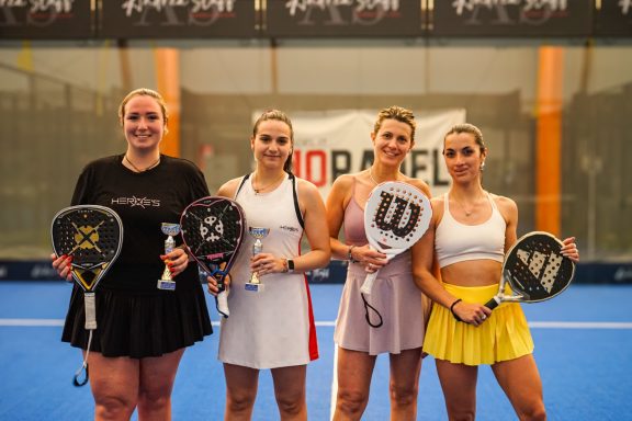 Padel femminile a Bellaria Igea Marina – Donne in campo a Rio Padel Donne che giocano a padel femminile su campi indoor a Rio Padel a Bellaria Igea Marina